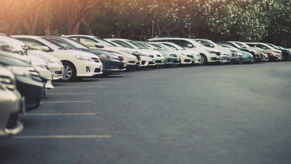 Fahrzeuge warten auf Abholung und Ankauf auf dem Autohof von Auto verkaufen Wenden